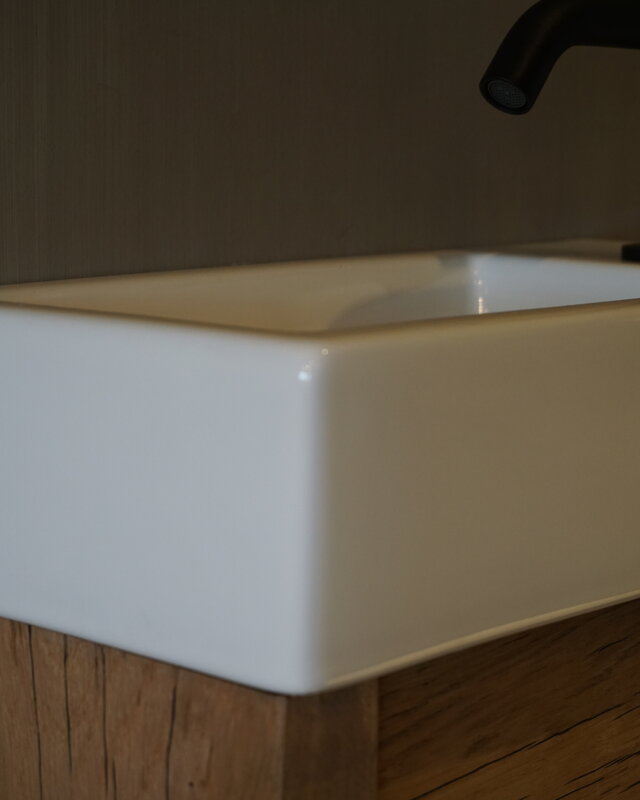 Rene Houtman Oud eikenhouten geschaafd toiletmeubel + fontein keramiek wit