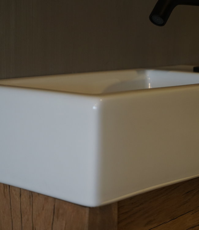 Rene Houtman Oud eikenhouten geschaafd toiletmeubel + fontein keramiek wit