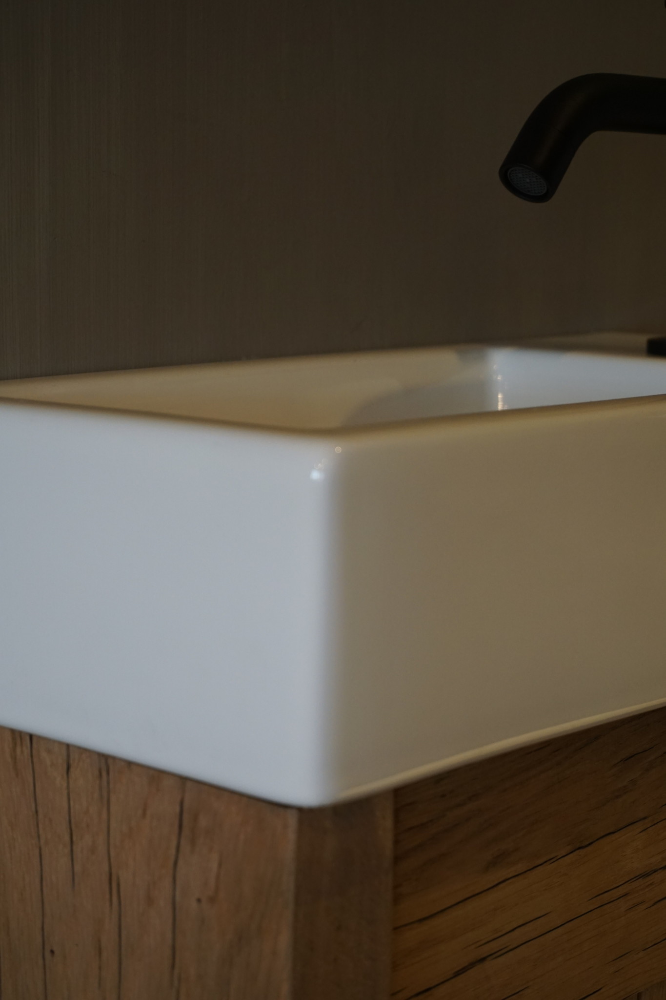 Rene Houtman Oud eikenhouten geschaafd toiletmeubel + fontein keramiek wit