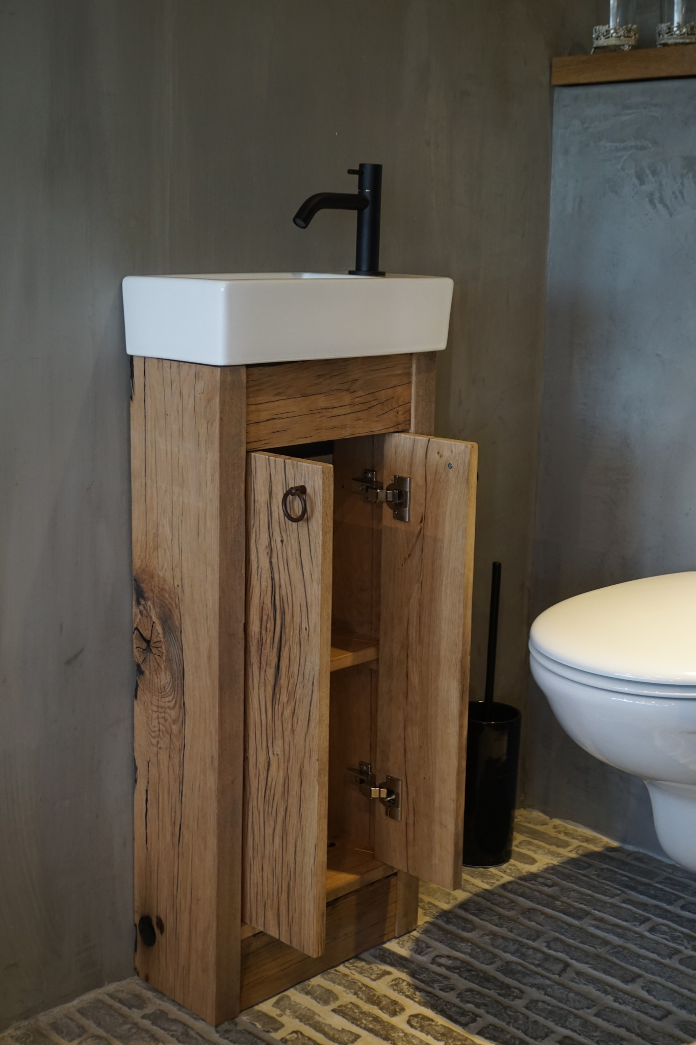 Rene Houtman Oud eikenhouten geschaafd toiletmeubel + fontein keramiek wit
