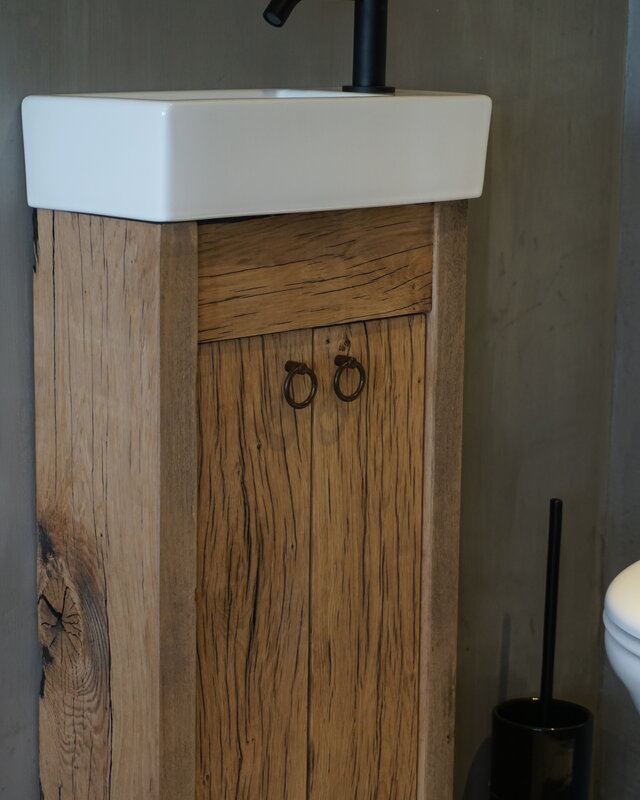 Rene Houtman Oud eikenhouten geschaafd toiletmeubel + fontein keramiek wit