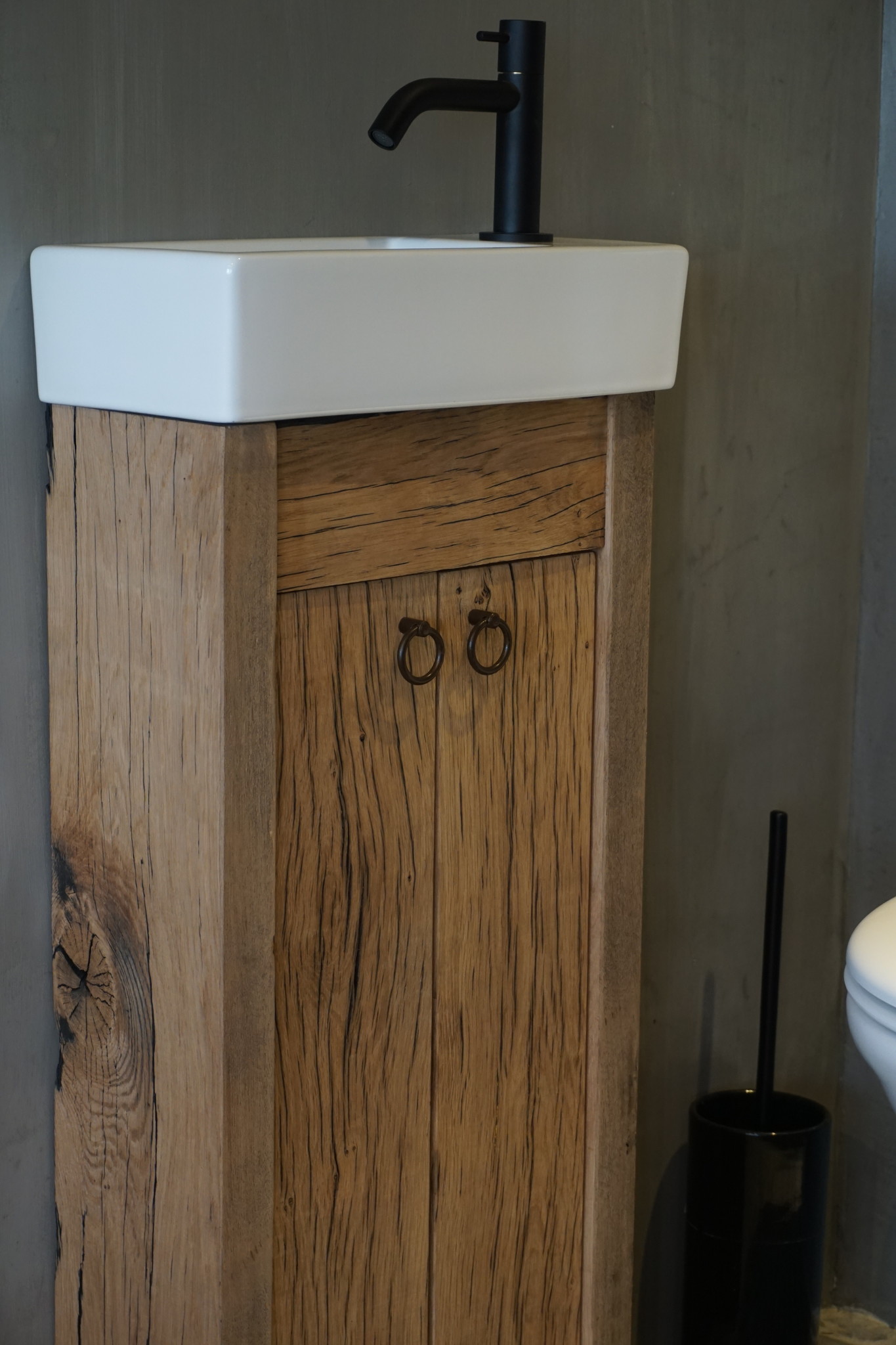Rene Houtman Oud eikenhouten geschaafd toiletmeubel + fontein keramiek wit