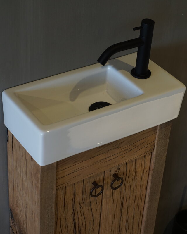 Rene Houtman Oud eikenhouten geschaafd toiletmeubel + fontein keramiek wit