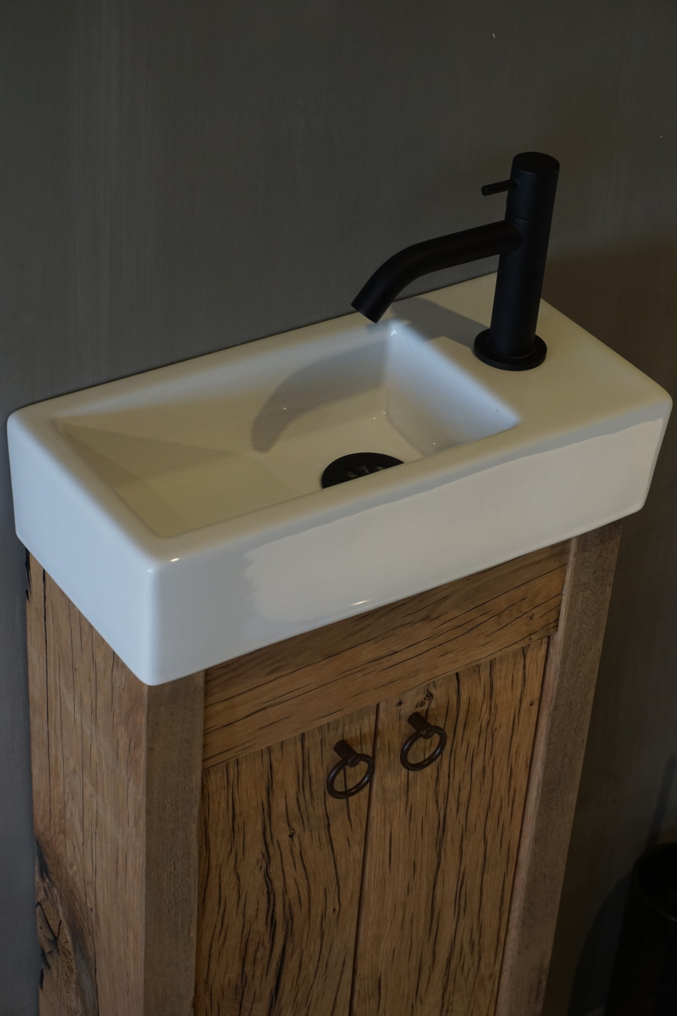 Rene Houtman Oud eikenhouten geschaafd toiletmeubel + fontein keramiek wit