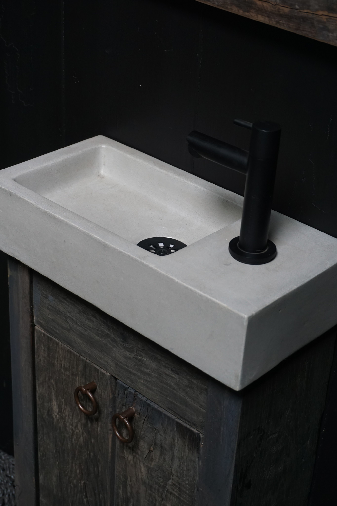 Rene Houtman Toiletmeubel Zwevend Oud Eikenhout + Beton Light Grey