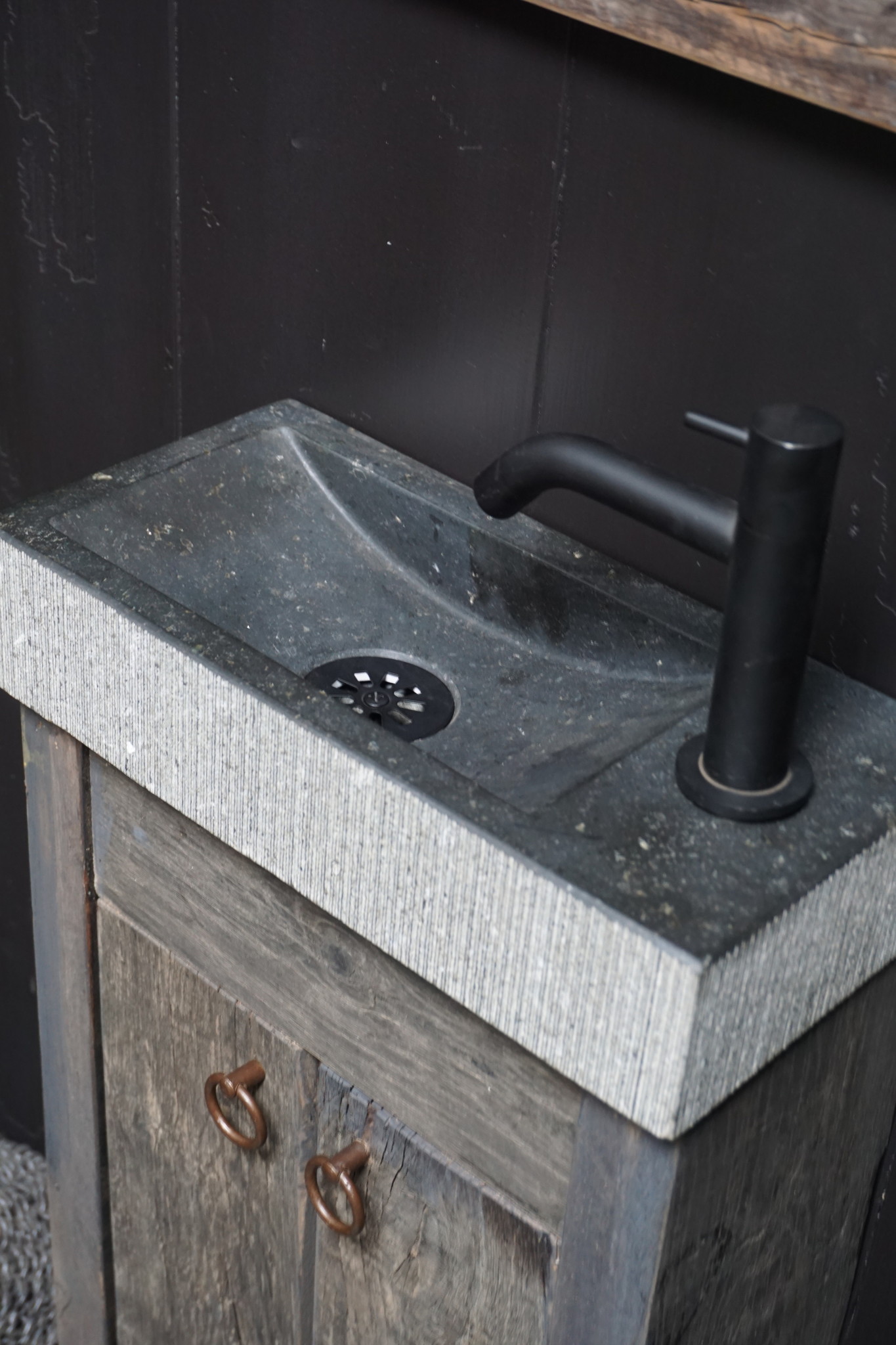 Rene Houtman Toiletmeubel Zwevend Oud Eikenhout + Natuursteen Gefrijnd