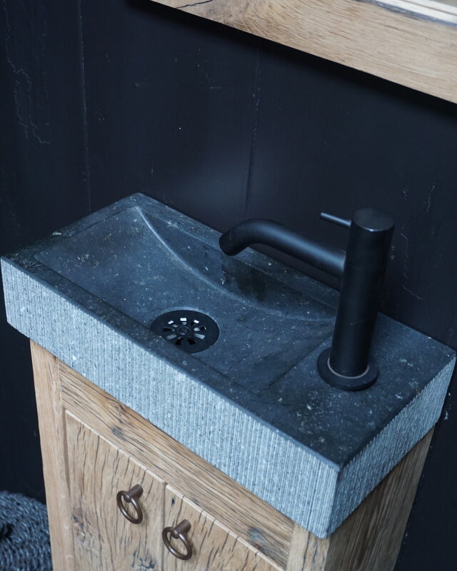 Rene Houtman Toiletmeubel Geschaafd Zwevend Oud Eikenhout - Natuursteen Gefrijnd