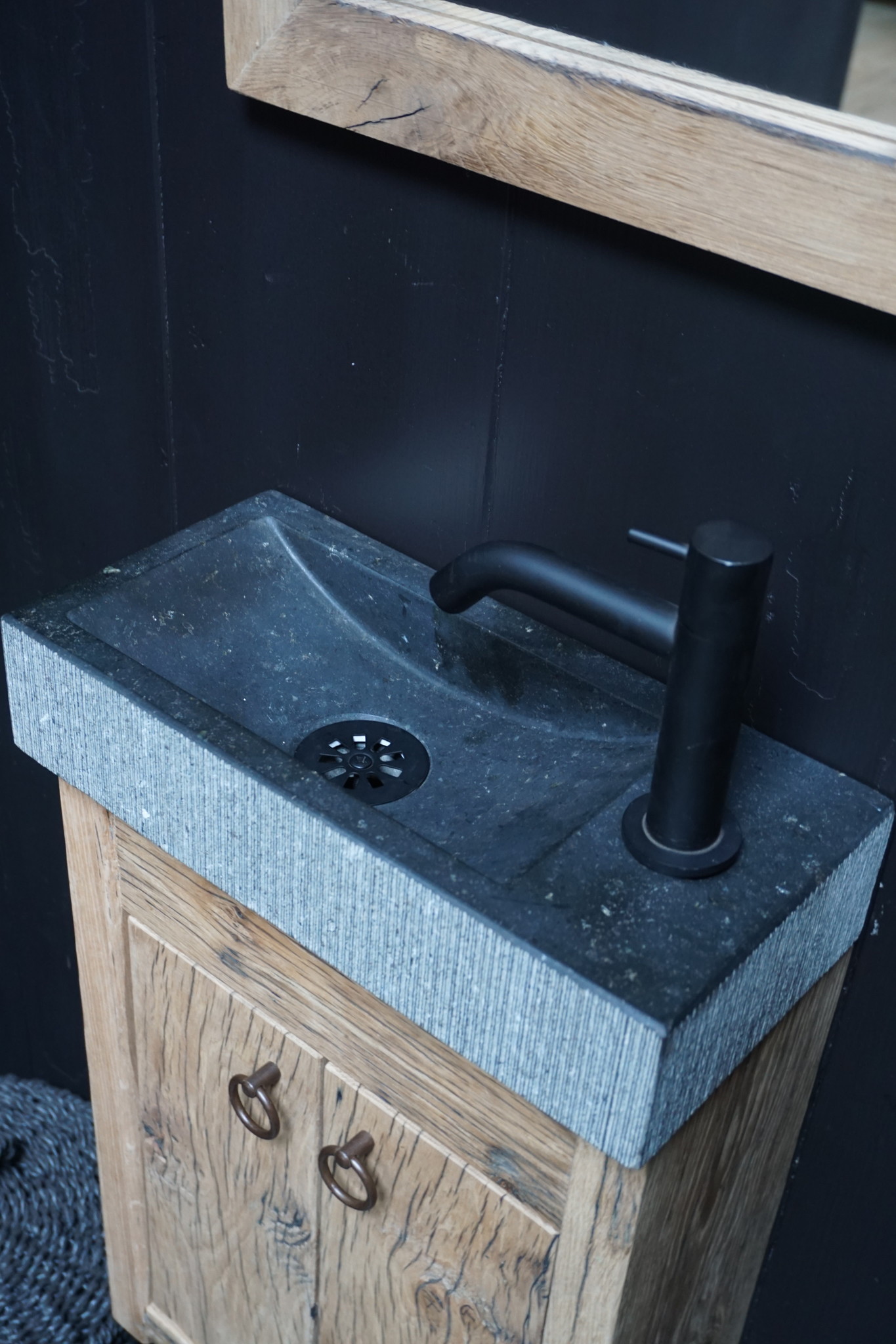 Rene Houtman Toiletmeubel Geschaafd Zwevend Oud Eikenhout - Natuursteen Gefrijnd
