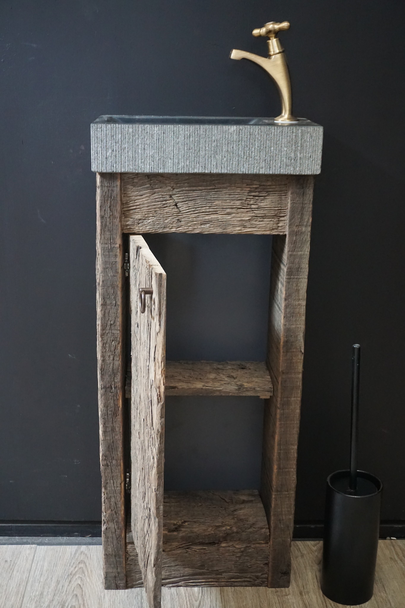 Rene Houtman Oud Eikenhouten Geborsteld Toiletmeubel 1 deur + Gefrijnde Fontein