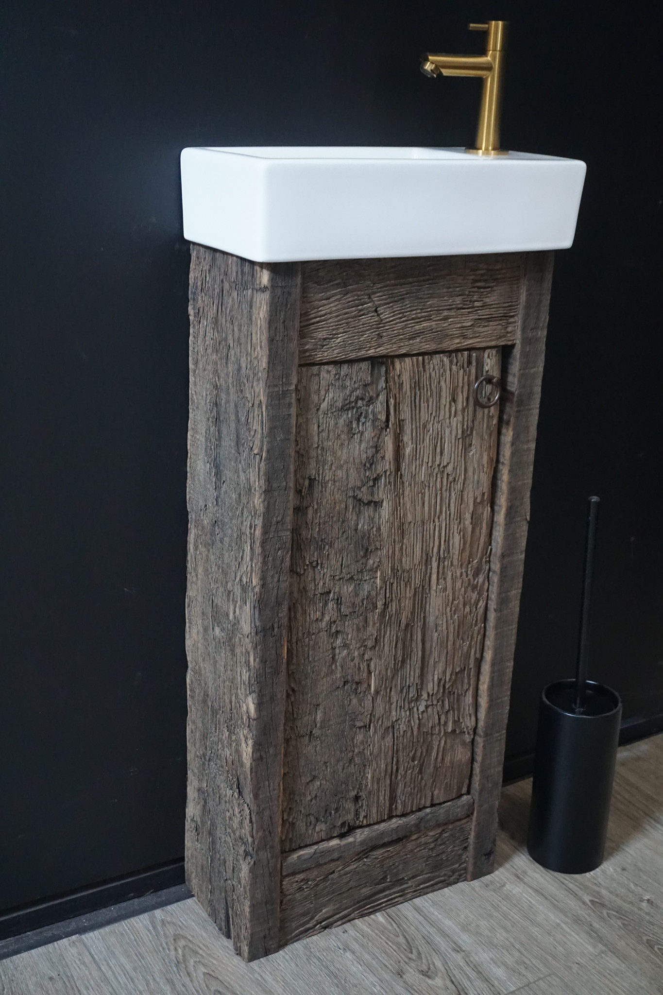 Rene Houtman Oud Eikenhouten Geborsteld Toiletmeubel 1 deur + Witte Fontein