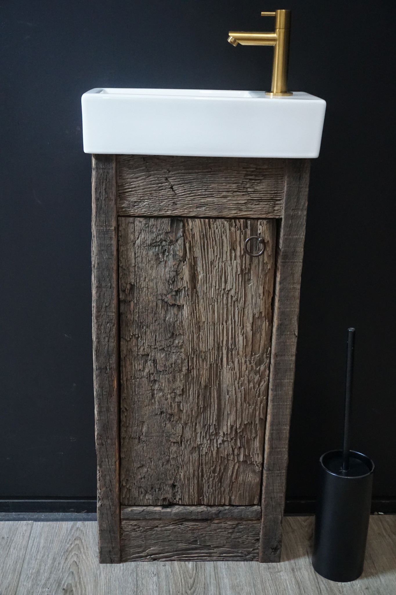 Rene Houtman Oud Eikenhouten Geborsteld Toiletmeubel 1 deur + Witte Fontein
