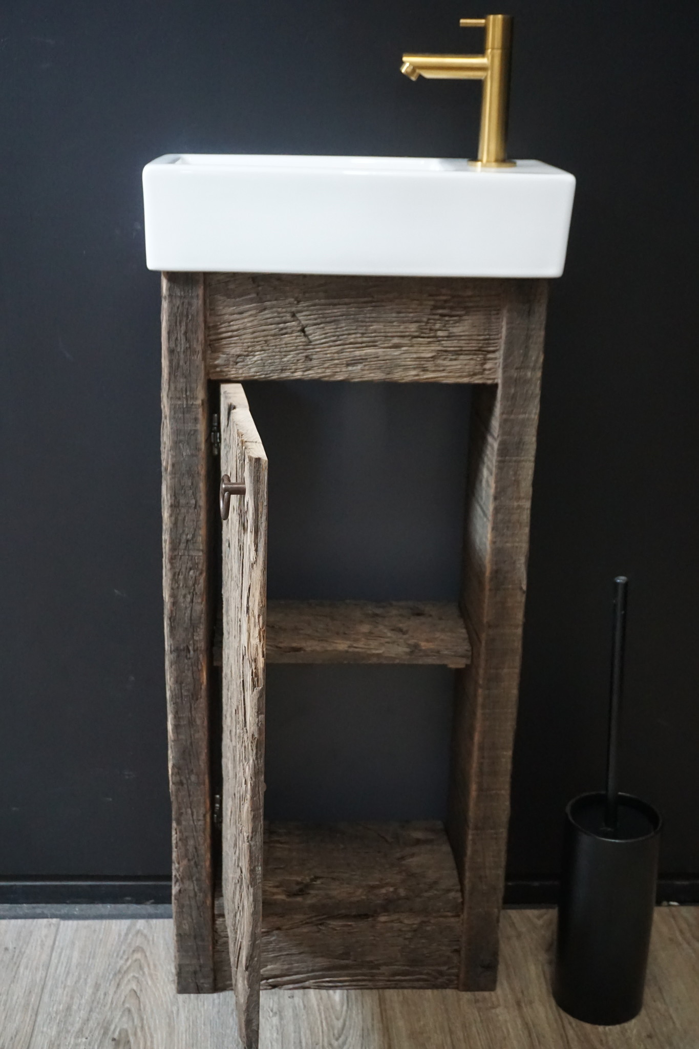 Rene Houtman Oud Eikenhouten Geborsteld Toiletmeubel 1 deur + Witte Fontein