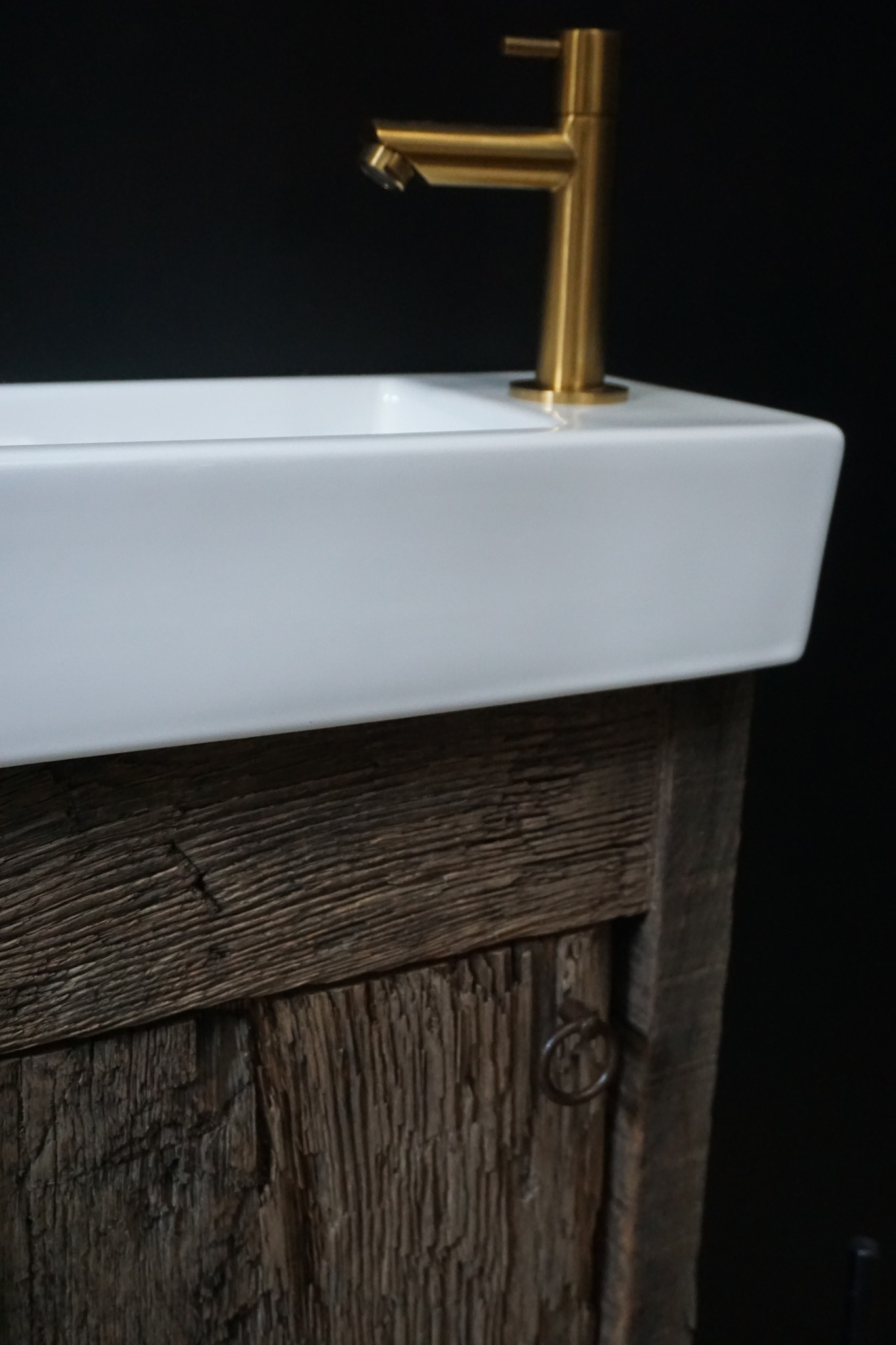 Rene Houtman Oud Eikenhouten Geborsteld Toiletmeubel 1 deur + Witte Fontein