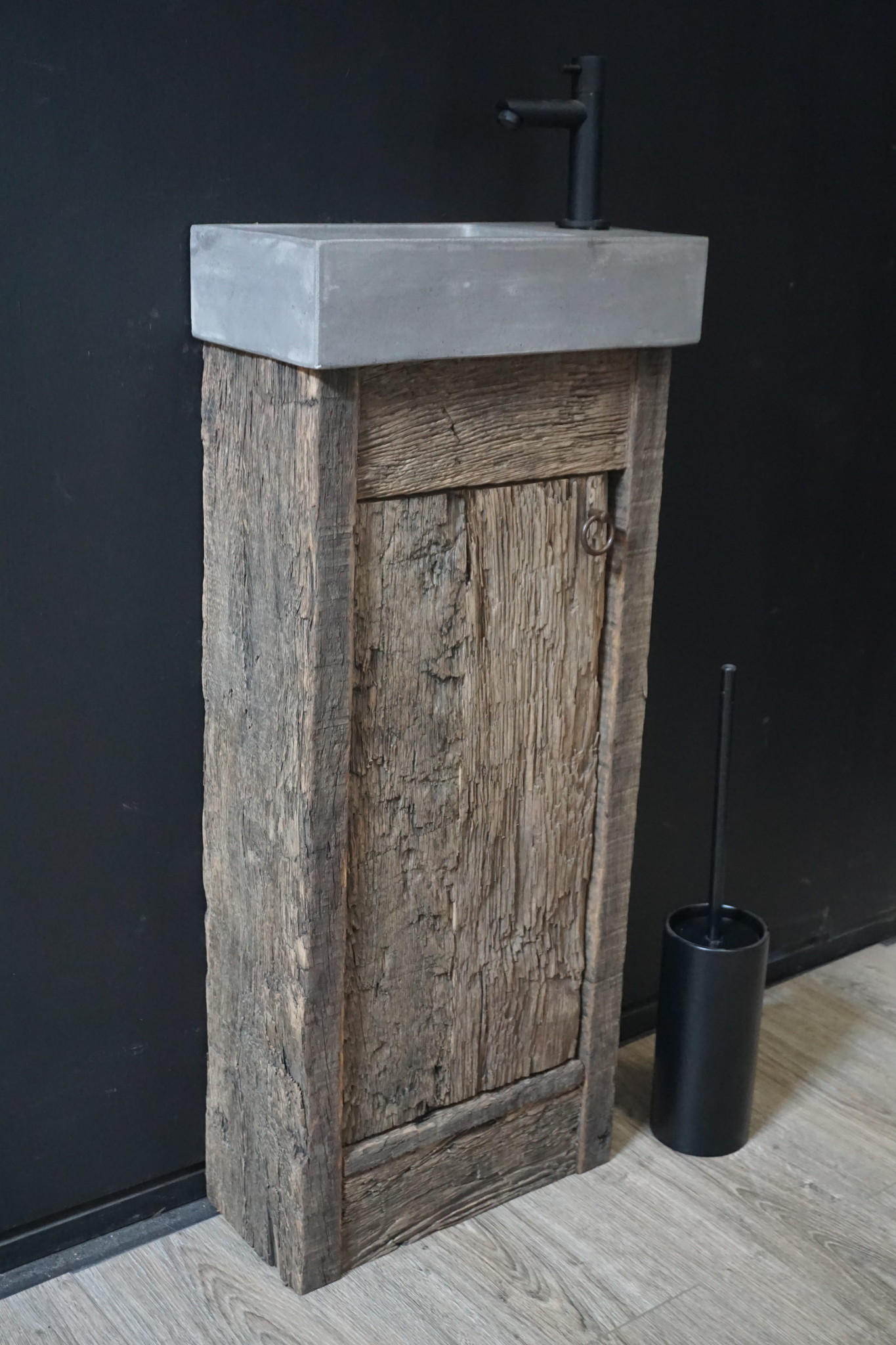 Rene Houtman Oud Eikenhouten Geborsteld Toiletmeubel 1 deur + Fontein D.Grey