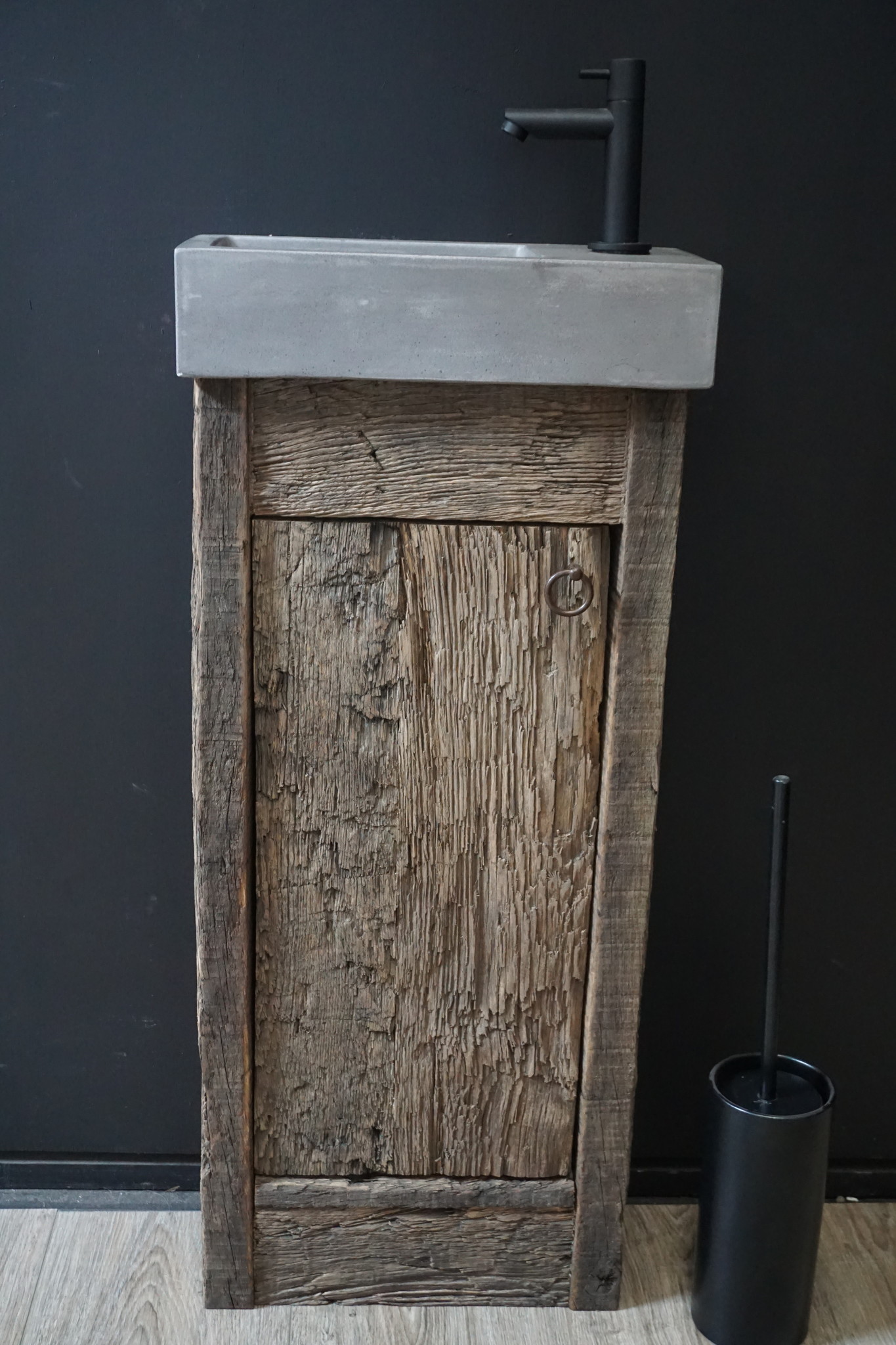 Rene Houtman Oud Eikenhouten Geborsteld Toiletmeubel 1 deur + Fontein D.Grey