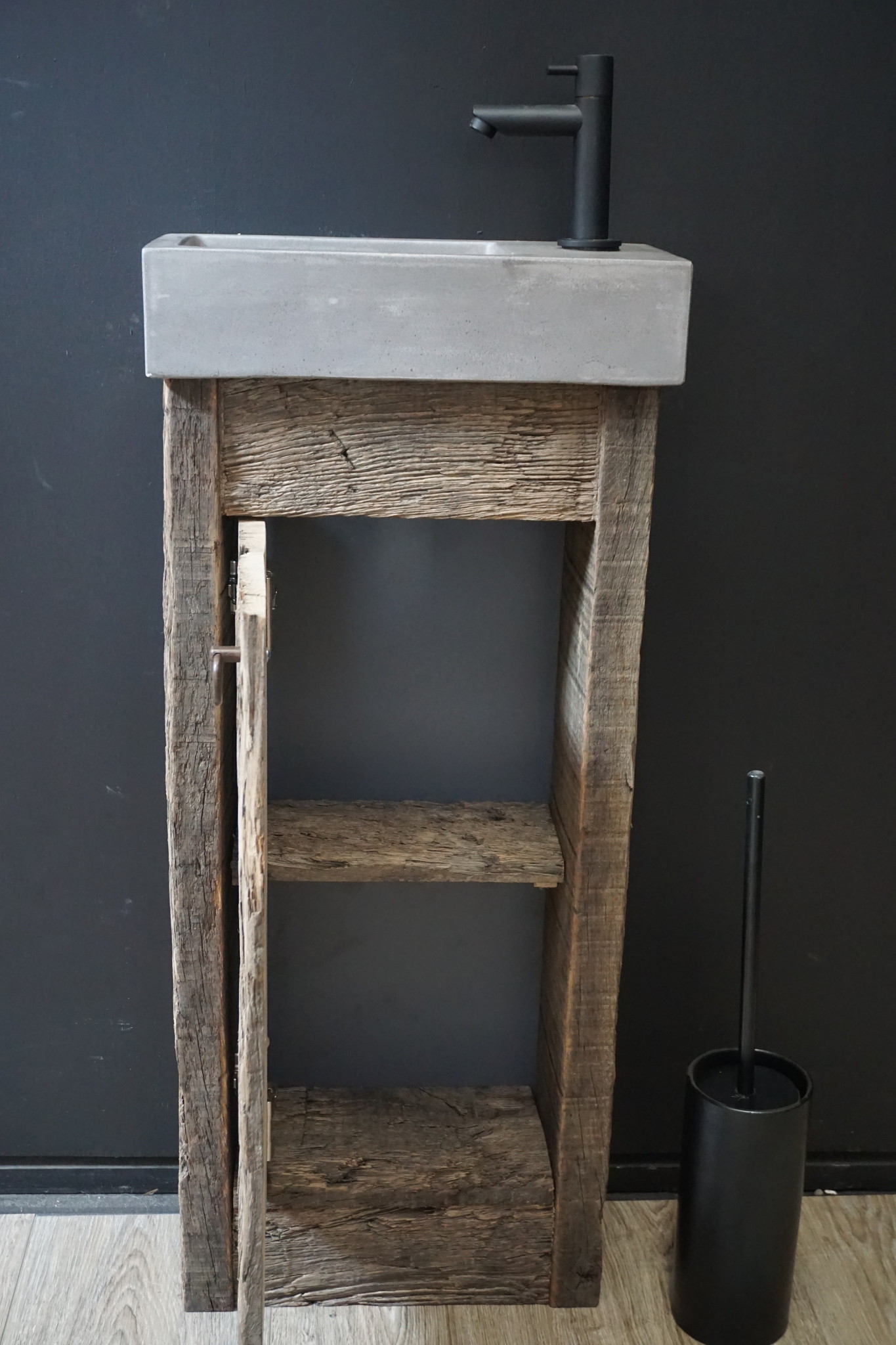Rene Houtman Oud Eikenhouten Geborsteld Toiletmeubel 1 deur + Fontein D.Grey