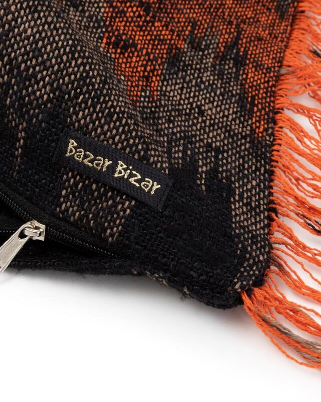 Bazar Bizar The Oh My Gee Kussenhoes - Zwart/ Oranje - 35x100