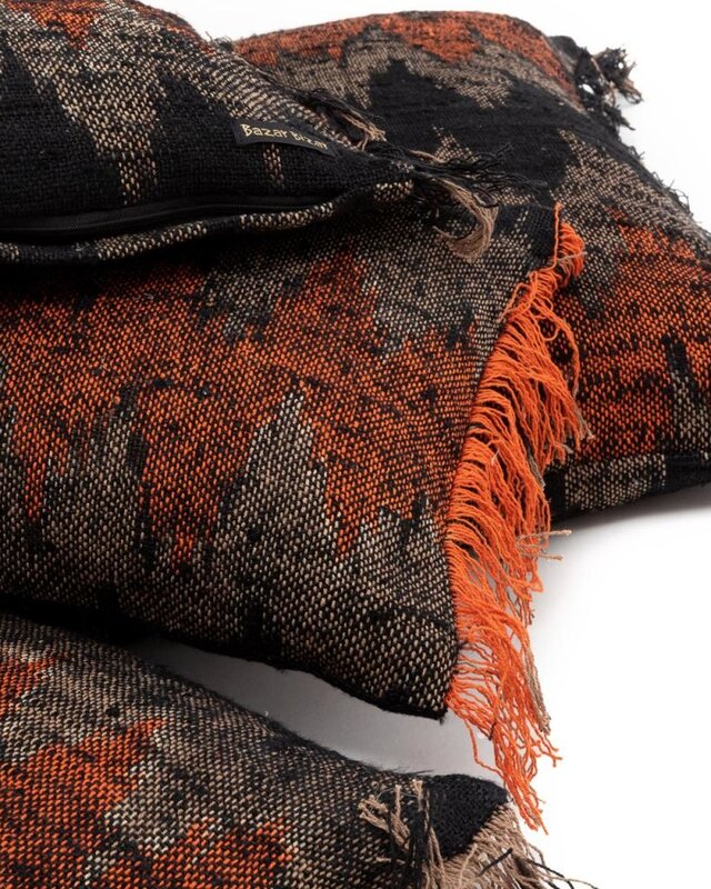 Bazar Bizar The Oh My Gee Kussenhoes - Zwart/ Oranje - 35x100