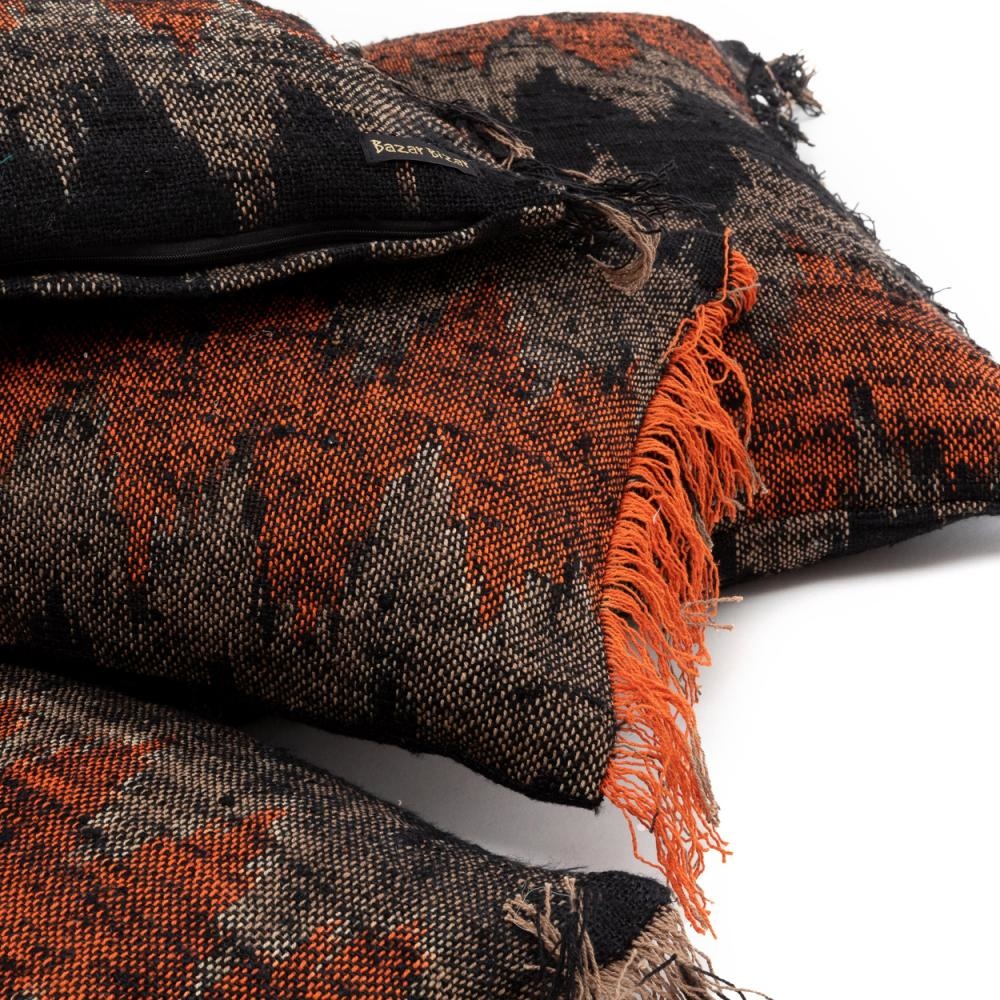 Bazar Bizar The Oh My Gee Kussenhoes - Zwart/ Oranje - 35x100