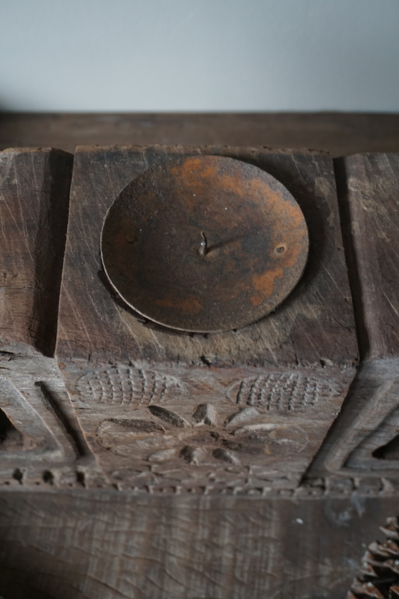 Aura Peeperkorn Ornament Oud Hout - Kaarshouder L44xD11xH25