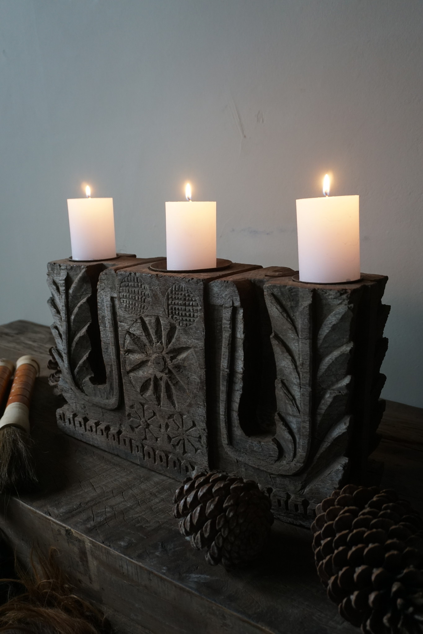 Aura Peeperkorn Ornament Oud Hout - Kaarshouder L44xD11xH25