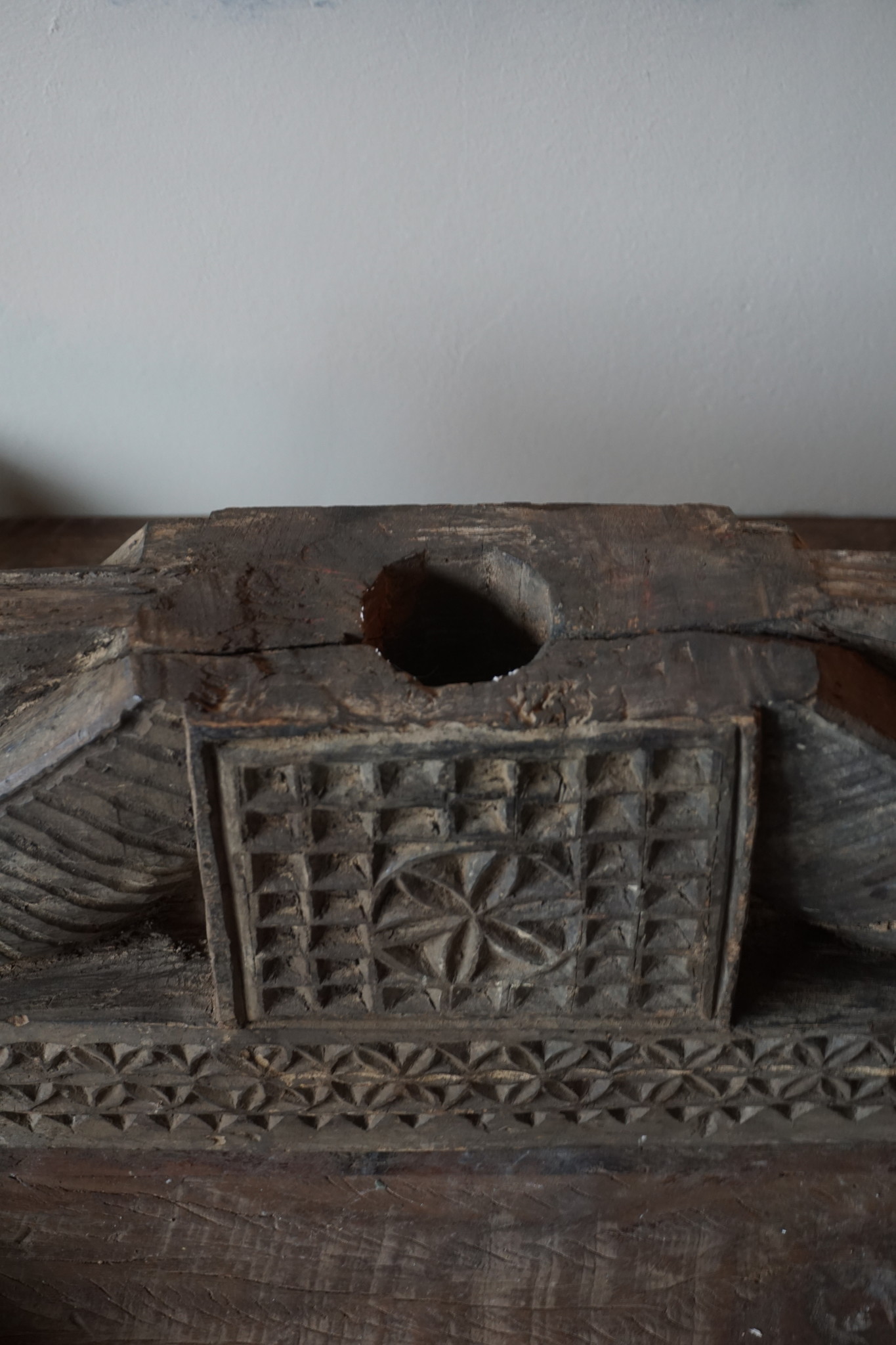 Aura Peeperkorn Ornament Oud Hout - Kaarshouder L57xD10xH22