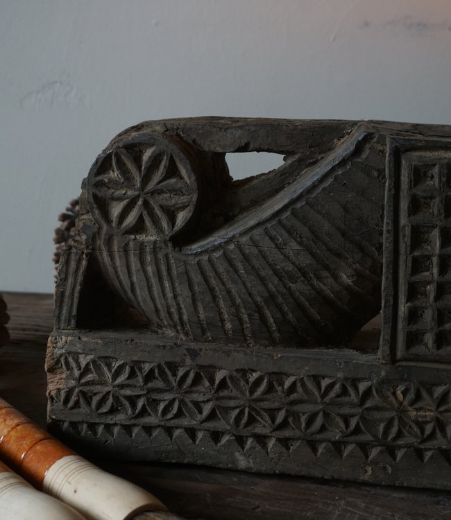 Aura Peeperkorn Ornament Oud Hout - Kaarshouder L57xD10xH22