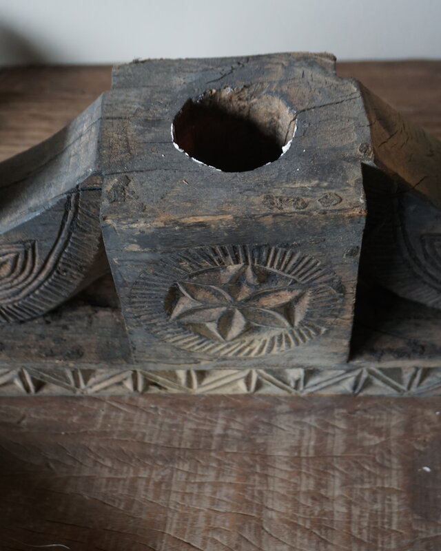 Aura Peeperkorn Ornament Oud Hout - Kaarshouder L55xD12xH17