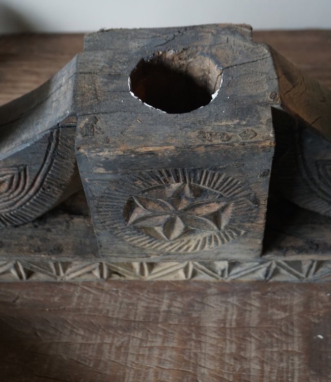 Aura Peeperkorn Ornament Oud Hout - Kaarshouder L55xD12xH17