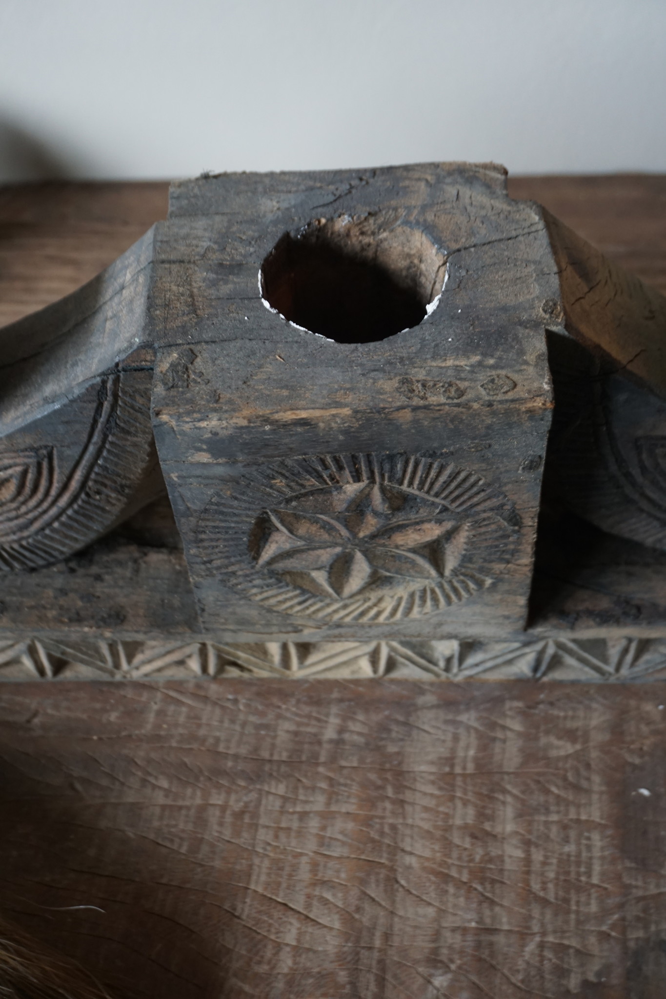 Aura Peeperkorn Ornament Oud Hout - Kaarshouder L55xD12xH17