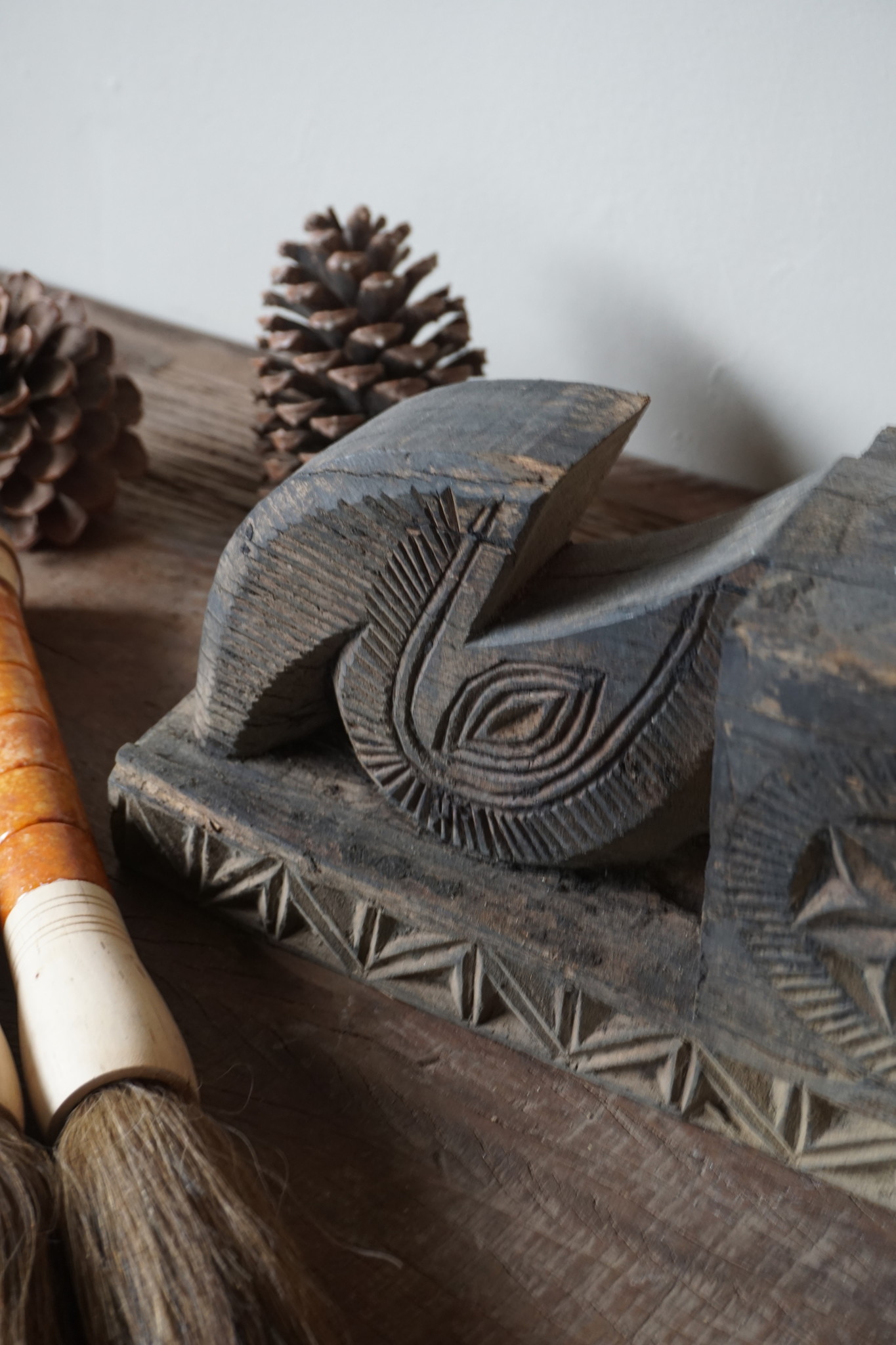 Aura Peeperkorn Ornament Oud Hout - Kaarshouder L55xD12xH17