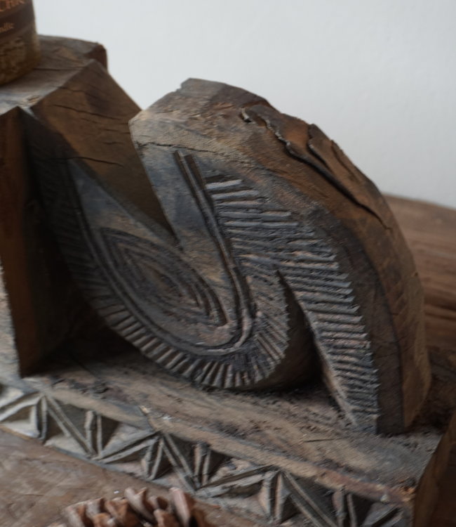 Aura Peeperkorn Ornament Oud Hout - Kaarshouder L55xD12xH17