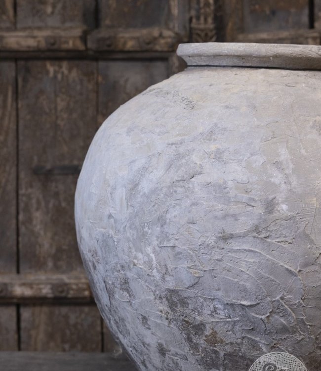 Be-Uniq Oude Indonesische Stenen Kruik | H64xB60xD60