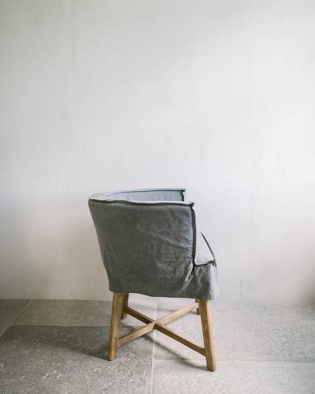 LEEFF Woodie (woody) kuipstoel Dark Grey linnen met houten poten