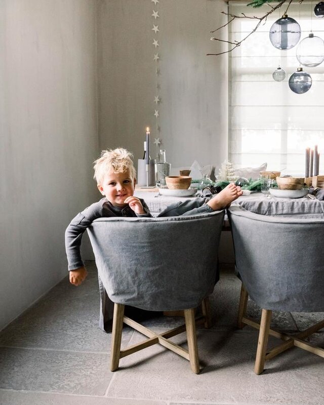 LEEFF Woodie (woody) kuipstoel Dark Grey linnen met houten poten