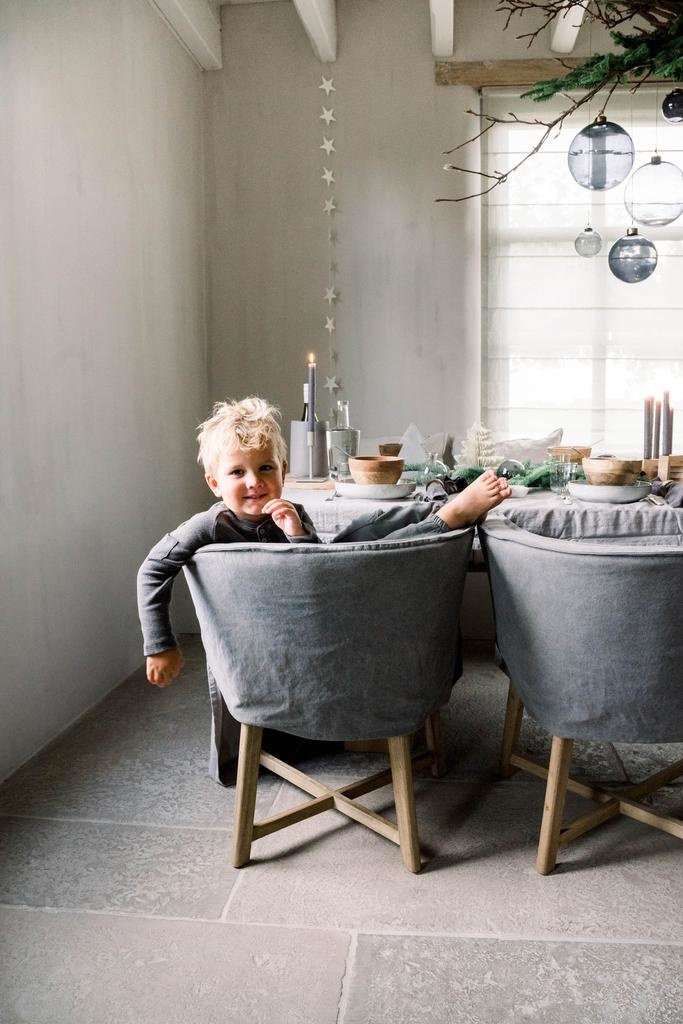 LEEFF Woodie (woody) kuipstoel Dark Grey linnen met houten poten