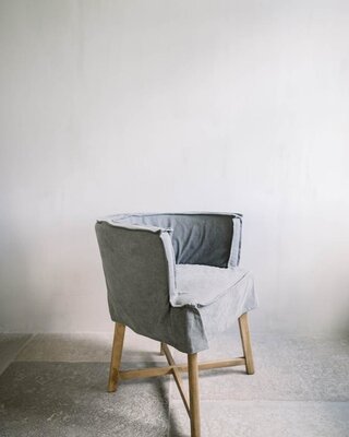 LEEFF Woodie (woody) kuipstoel Dark Grey linnen met houten poten