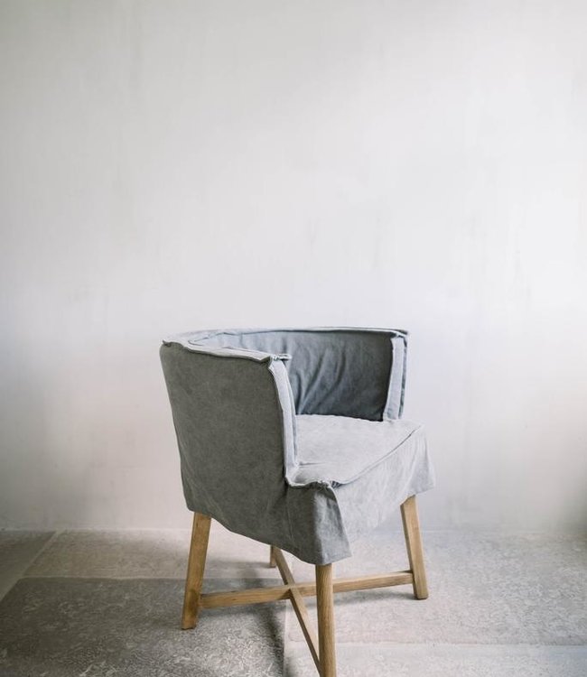 LEEFF Woodie (woody)  kuipstoel Dark Grey linnen met houten poten