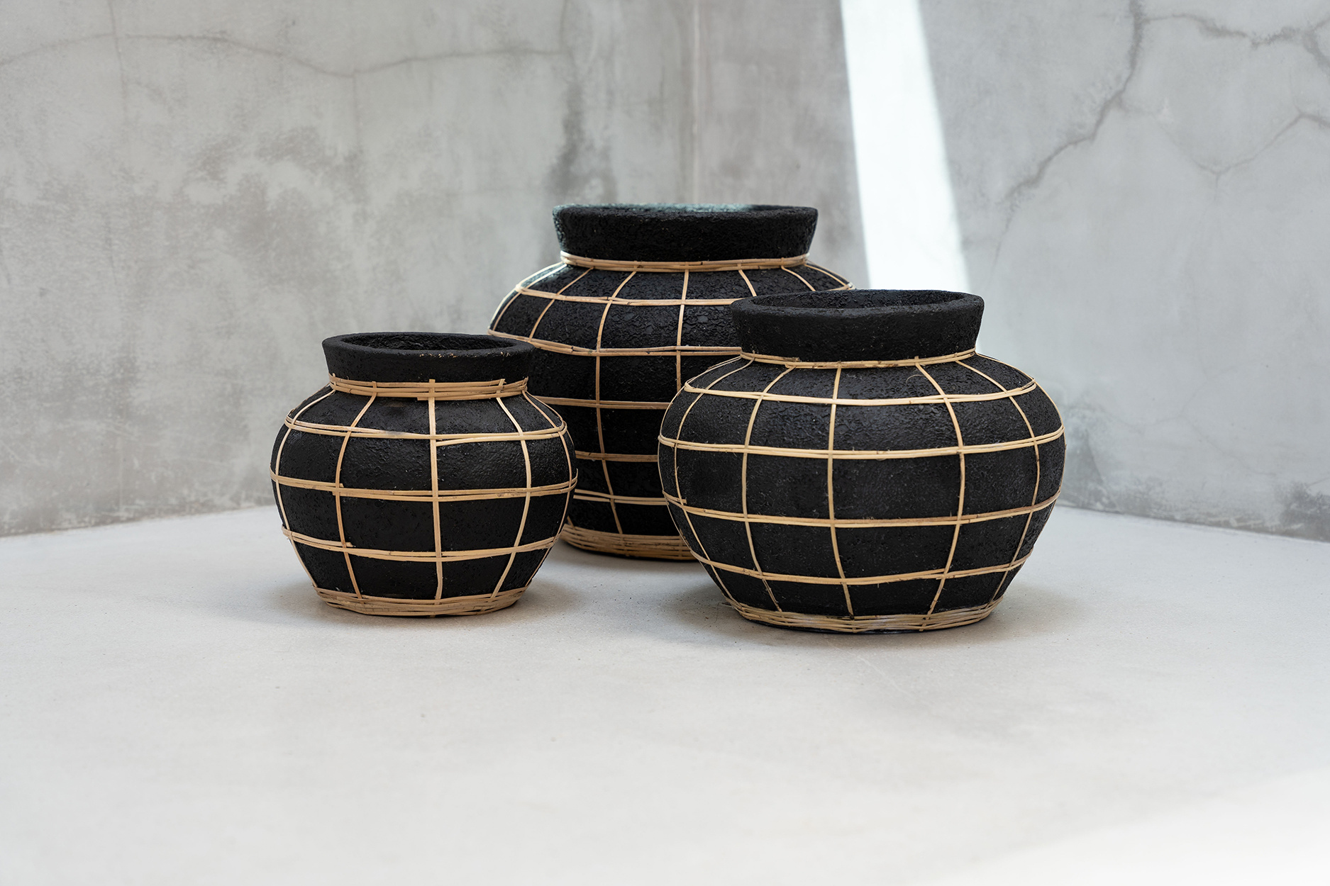 Bazar Bizar Belly Vaas - Beton Zwart Naturel - M | H23 x B29 cm