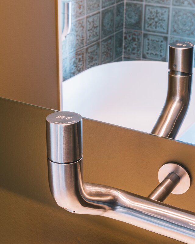 JEE-O Flow wand wastafelkraan met handdoekstang | Geborsteld RVS