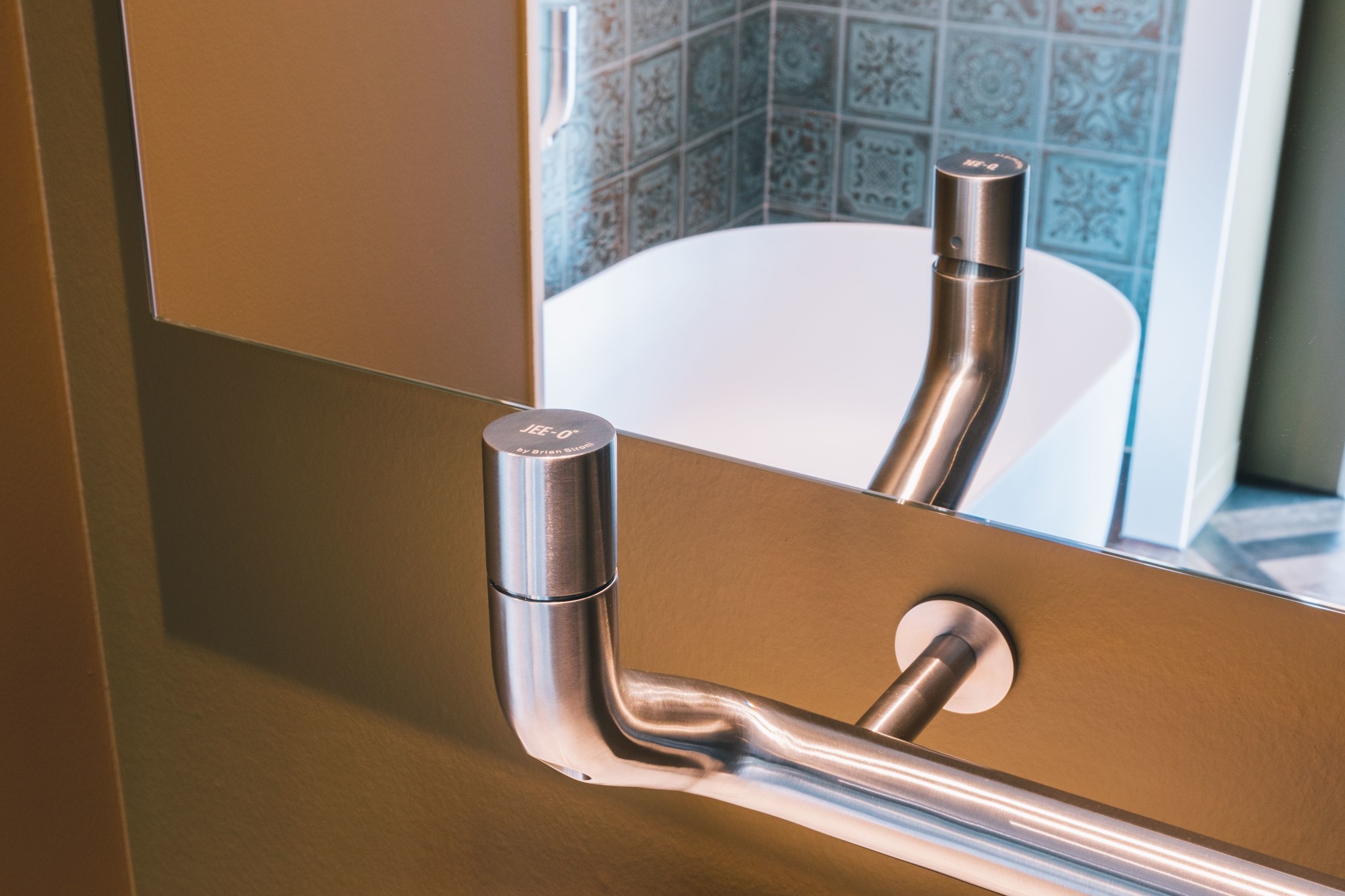 JEE-O Flow wand wastafelkraan met handdoekstang | Geborsteld RVS