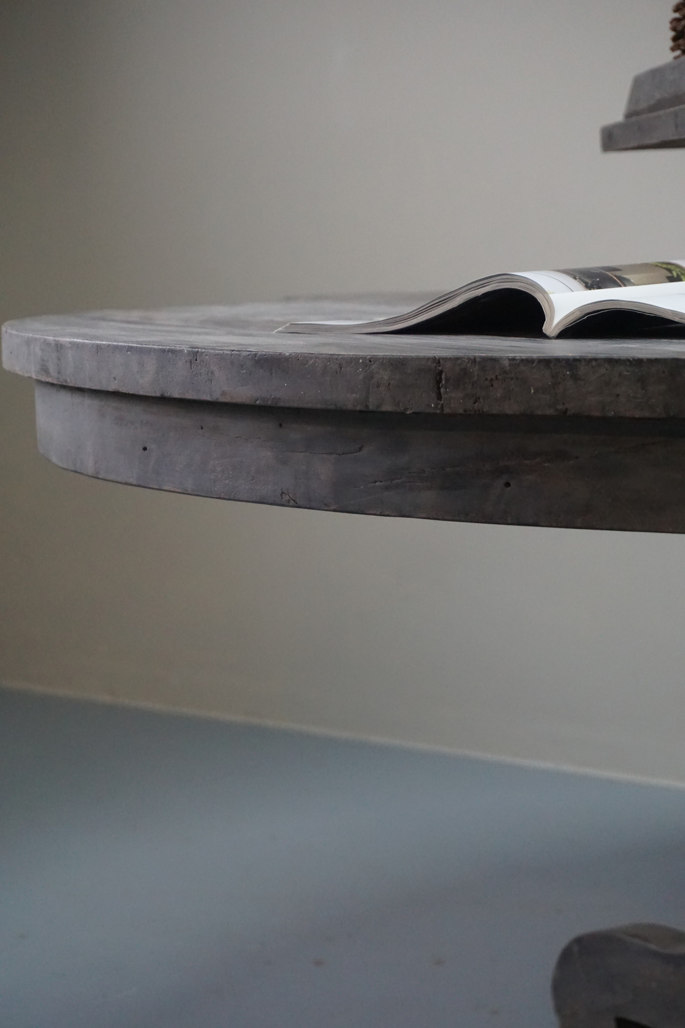 Rene Houtman Eetkamertafel Rond Hout - Vergrijsd - D147 x H79