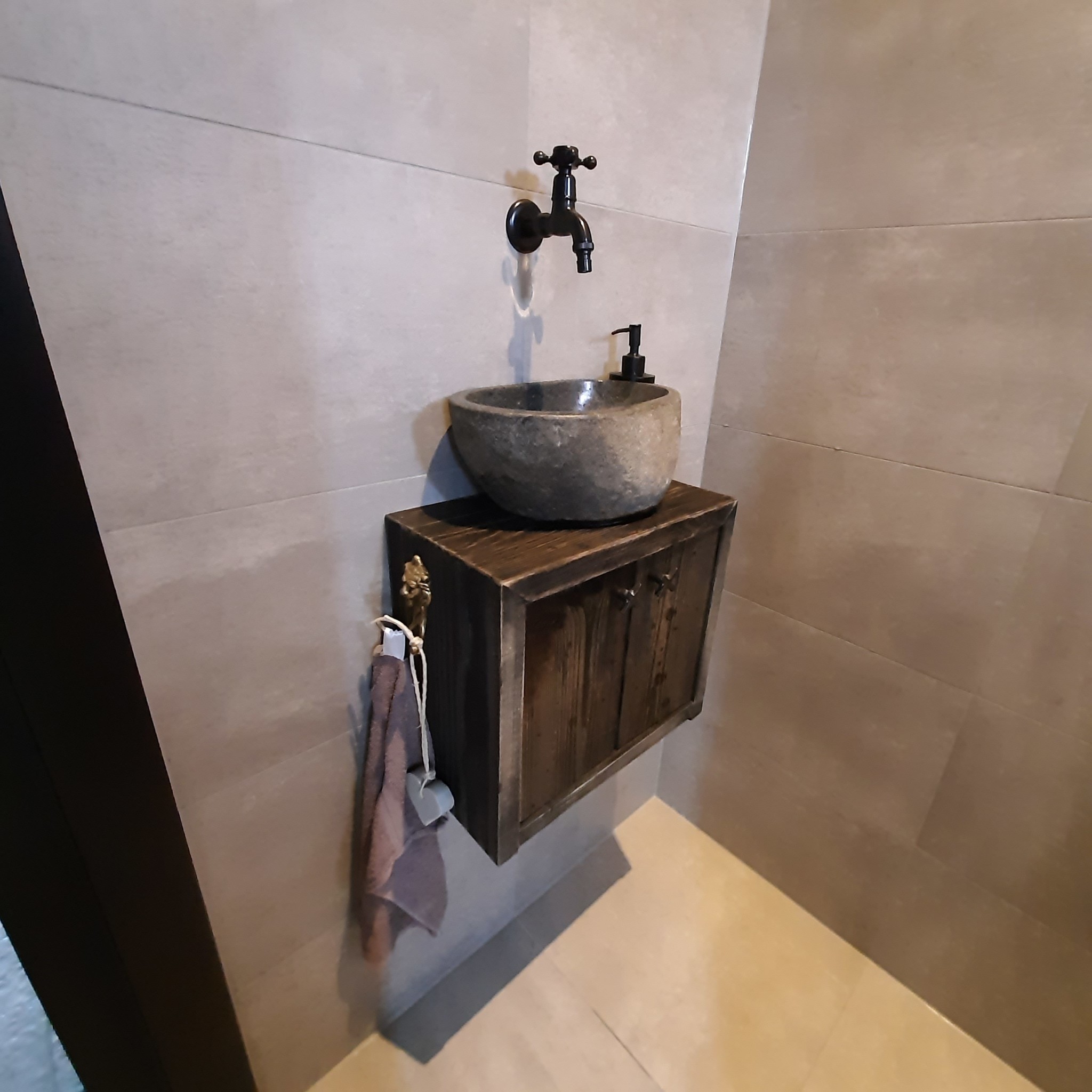 Karolien Zwevend Oud Houten Toiletmeubel L39xH35 Cm Landelijk