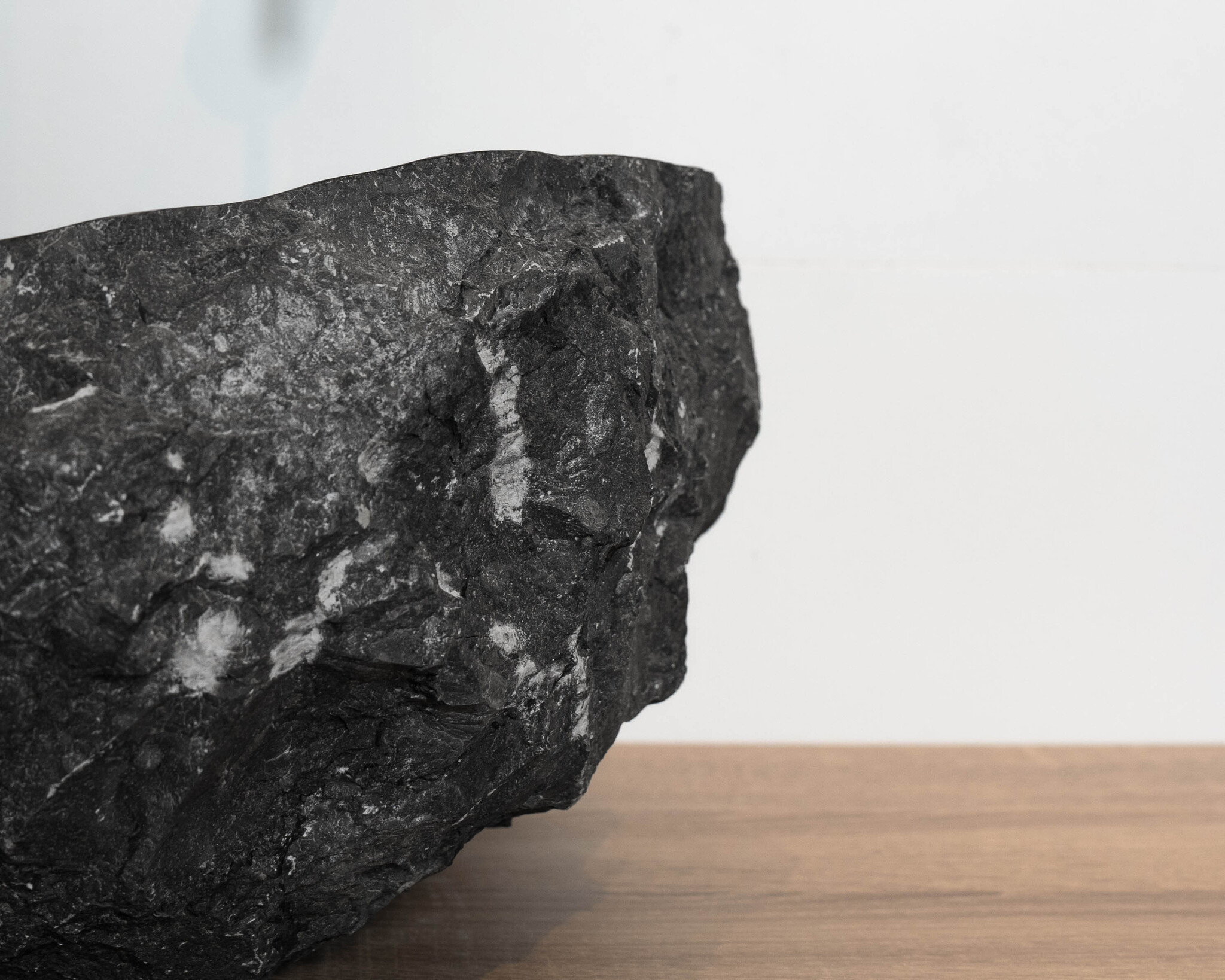 Loutro Bathroomware Waskom Natuursteen | Gekapt Grijs/Zwart | Meerdere Maten