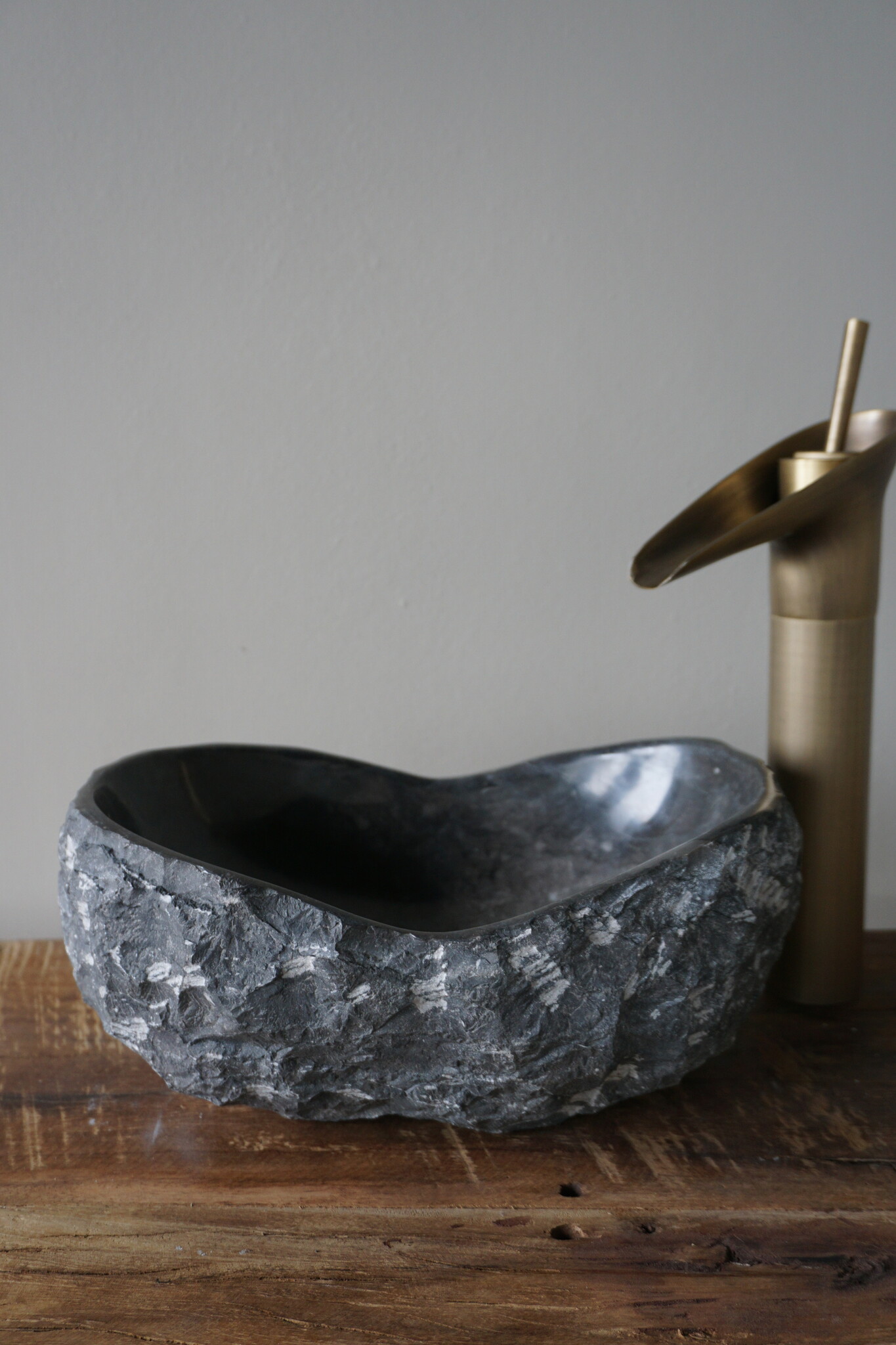 Loutro Bathroomware Waskom Natuursteen | Gekapt Grijs/Zwart | Meerdere Maten