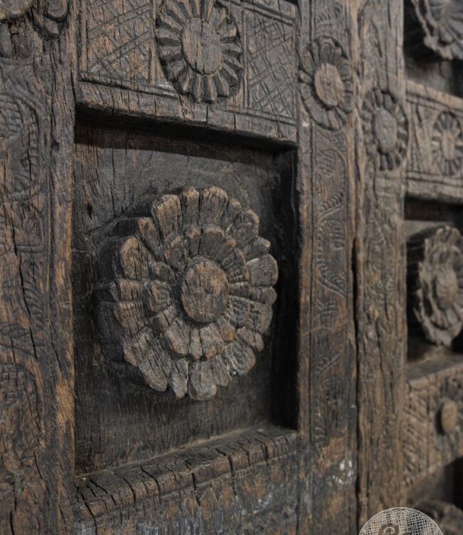 Be-Uniq Oud Snijwerk Paneel Tribal | Nepal | H137 x B79 x D8cm