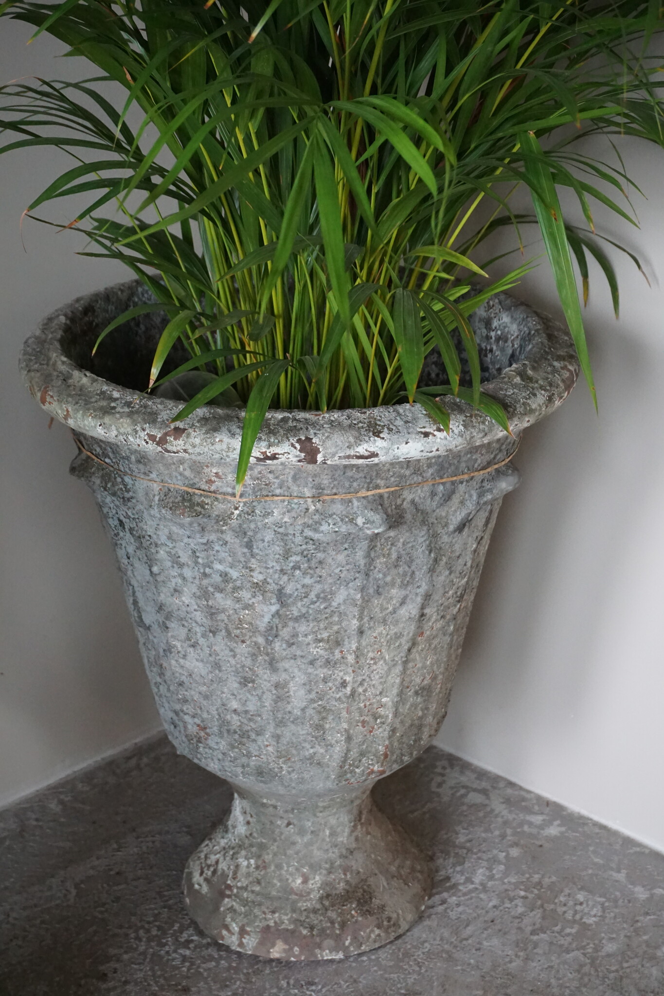 Rene Houtman Indonesische Pot Met Voet | H60 x D49 cm
