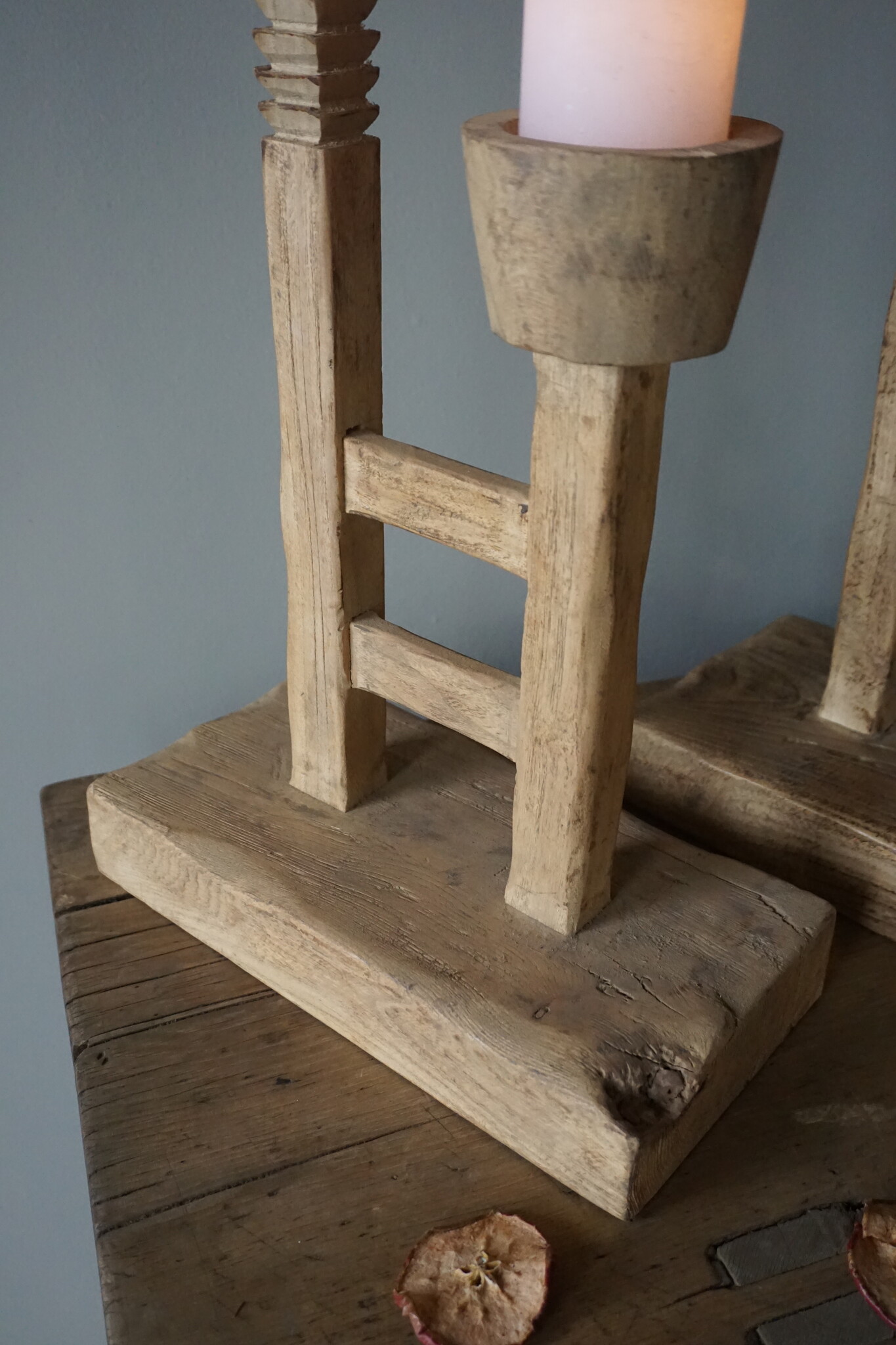 Rene Houtman Oud Houten Kandelaar | H41 x B30 x D15 cm