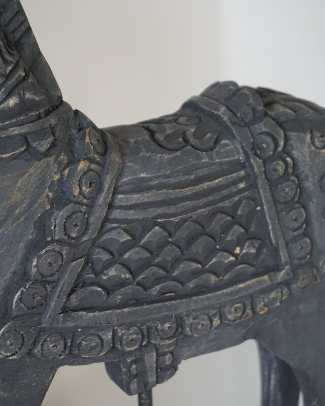 Rene Houtman Houten Paard | Op Standaard | H44 x B34 x D10 cm