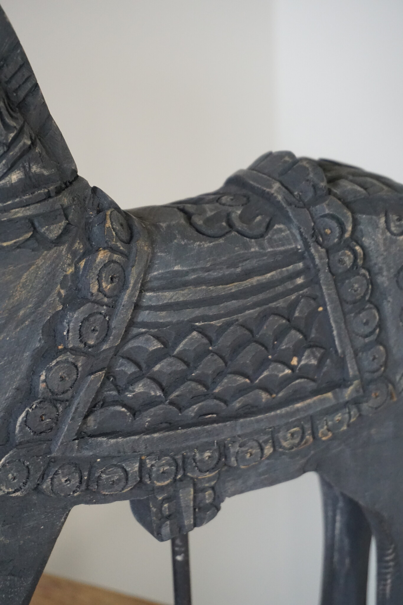 Rene Houtman Houten Paard | Op Standaard | H44 x B34 x D10 cm
